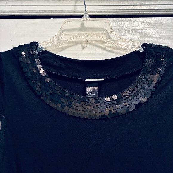 Sequin Trim-Neckline Capsleeve Shiry - Picture 7 of 8